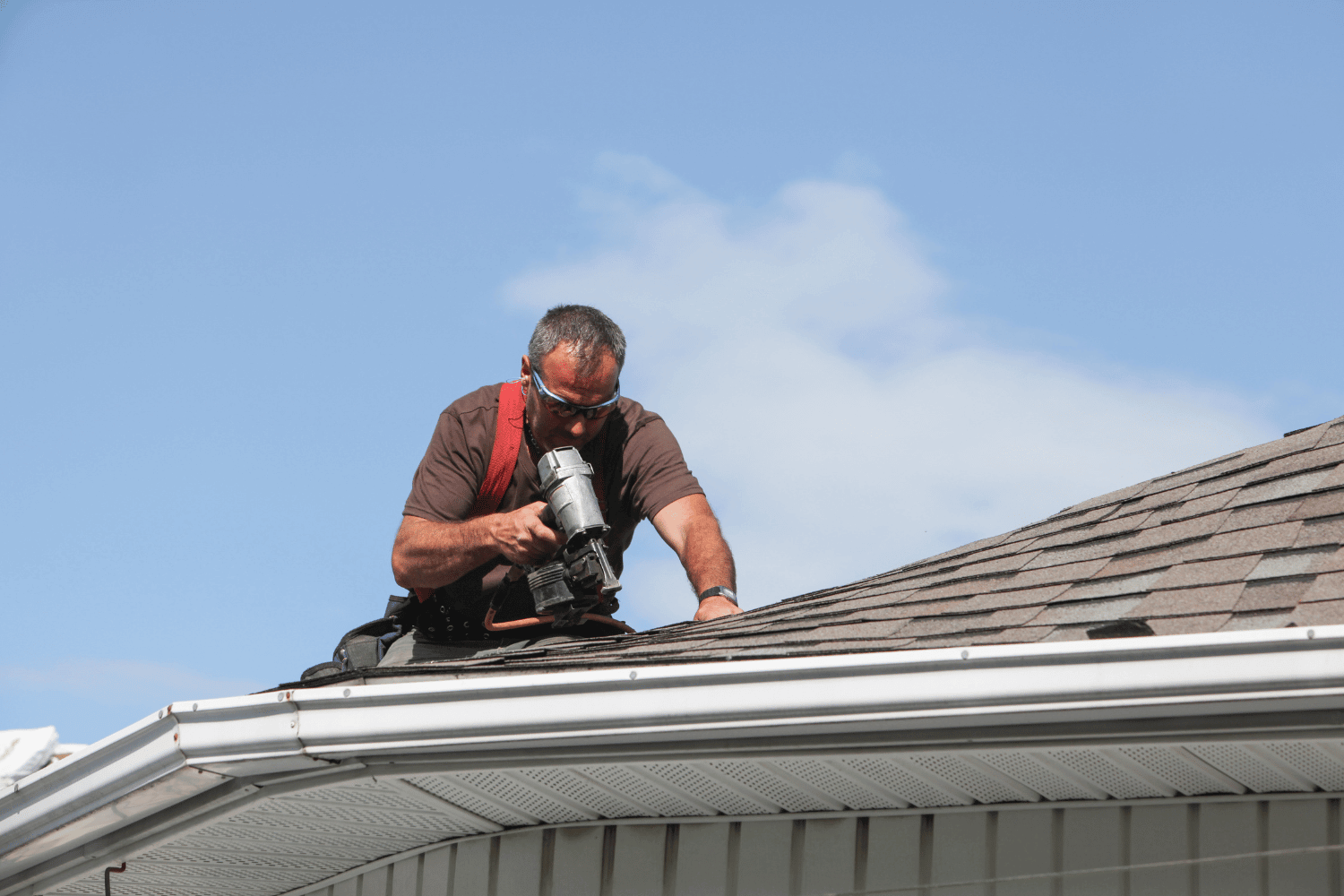 An illustration depicting various types of roofs, including asphalt shingles and metal roofs, highlighting their lifespan. 