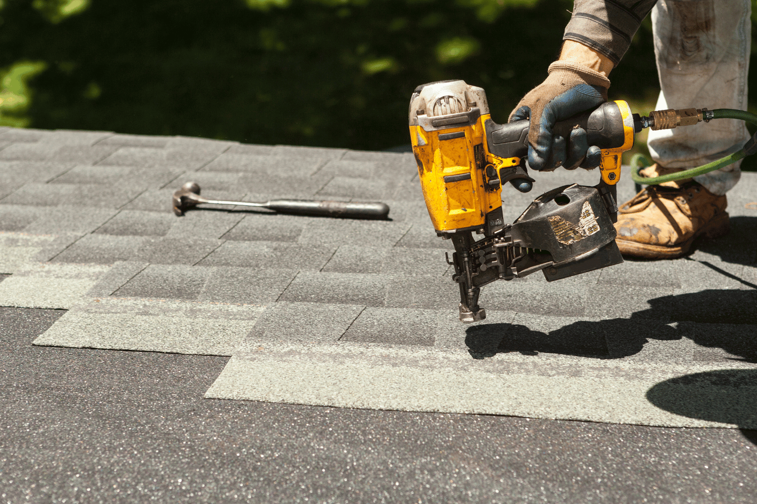 An infographic explaining different types of roofing warranties, focusing on manufacturer's and workmanship warranties. 