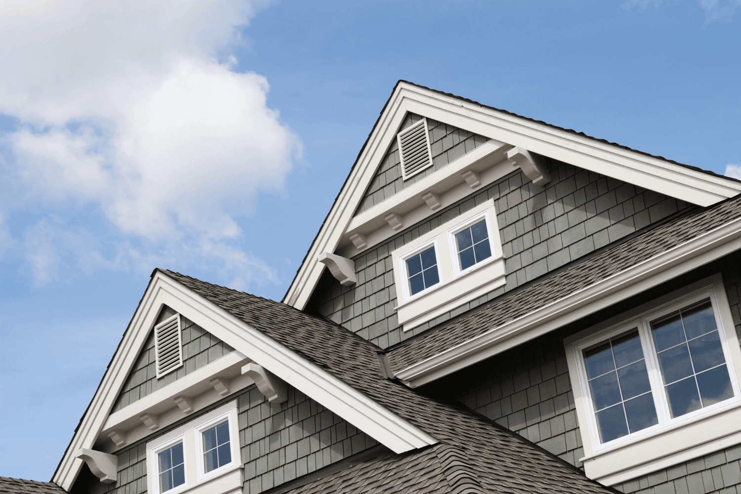 An infographic showing factors that influence roof longevity, such as climate and installation quality. 