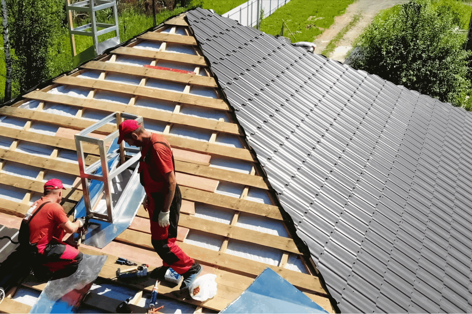 Metal vs Asphalt Roof: Best Roofing for Northern Indiana and Southern Michigan Weather 2 An image highlighting the key differences between standing seam and corrugated metal roofs