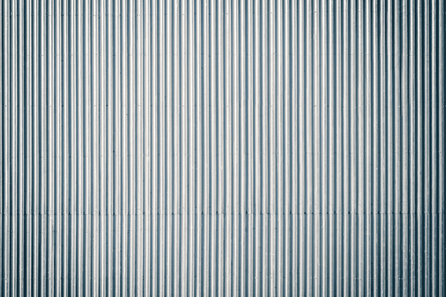 Benefits of corrugated metal roofing, highlighting corrosion resistance and durability.
