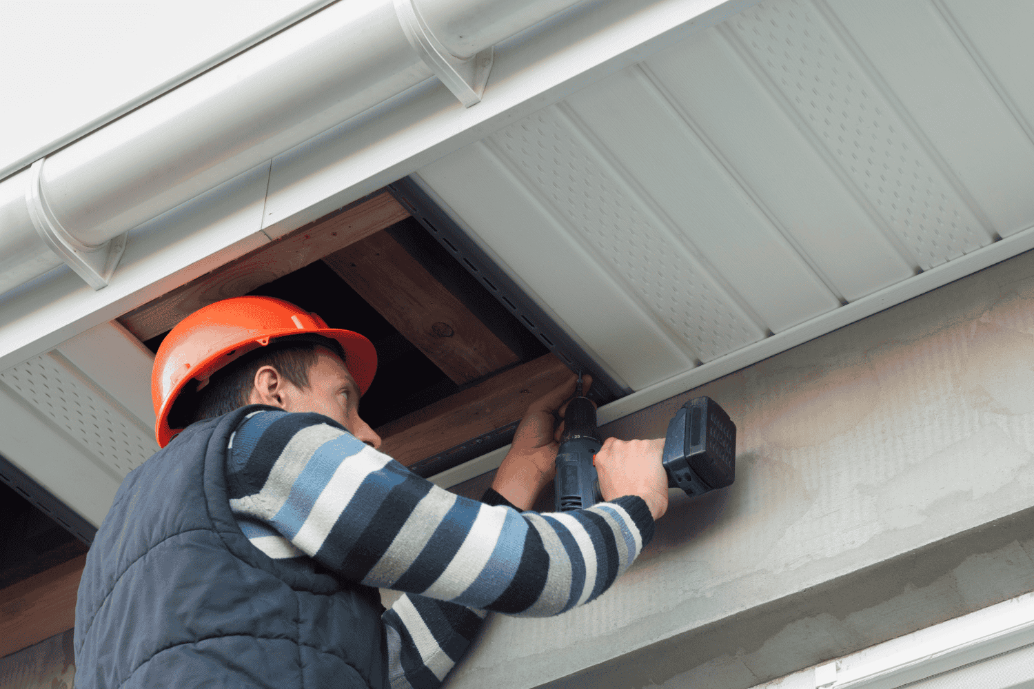 Best Practices for Installation of Soffit: A Step-by-Step Guide 4 Vinyl soffit installation process.